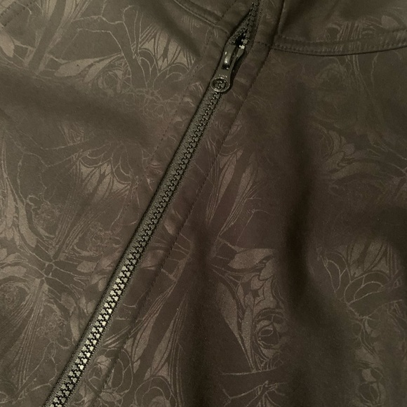 Lululemon “Dancers In The Snow” Apres Softshell raincoat size 10 black print - Picture 9 of 14